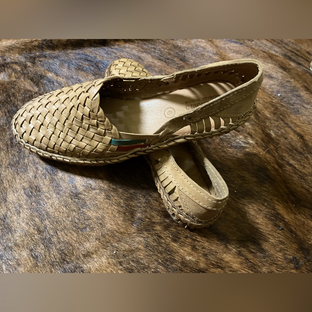 Size 10.5 mohinders flat in honey +stripes